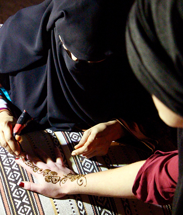 Getting a henna tattoo in Dubai